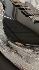 Yamaha ERG121 Chitarra Elettrica Nera con Scheggiatura e Custodia Morbida - immagine 2