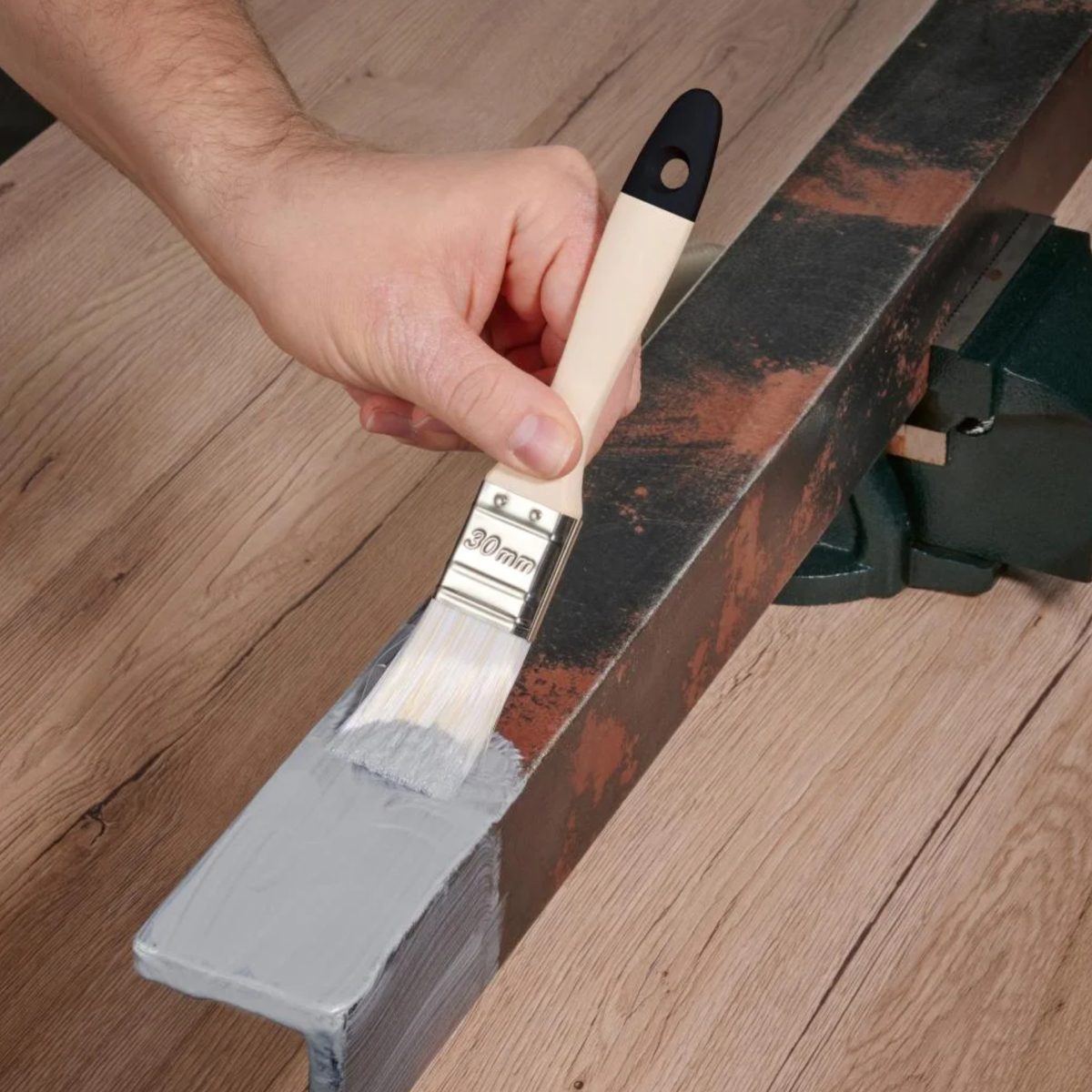 Parkside pennello da 30mm del set 17 pezzi in uso per applicare vernice grigia su profilo metallico