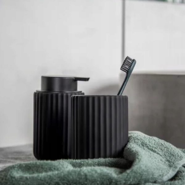 Portaspazzolini Livarno Premium nero con dispenser sapone abbinato su asciugamano verde