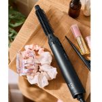 Spazzola ad aria calda Cien Beauty CWG 300 su tavolo in legno con accessori beauty e mollette per capelli