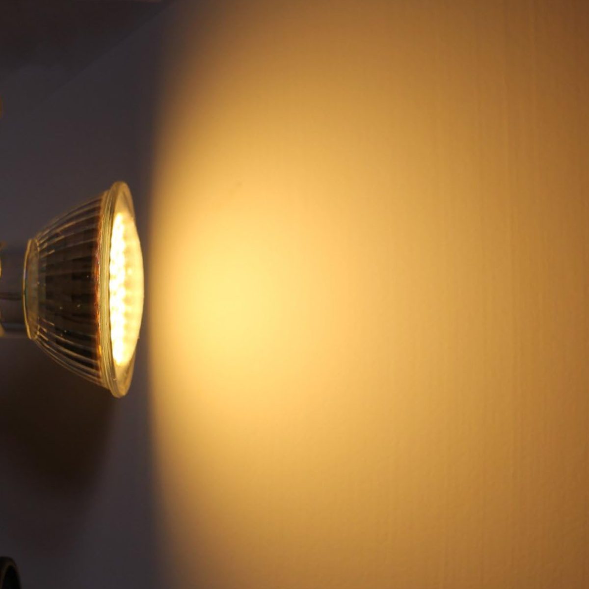 Lampadina LED Livarno Lux GU5.3 30W accesa, luce bianca calda diffusa su parete