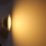 Lampadina LED Livarno Lux GU5.3 30W accesa, luce bianca calda diffusa su parete