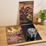 Copri piano cottura Silvercrest in uso in cucina, un pezzo verticale e uno come tagliere accanto a pentola