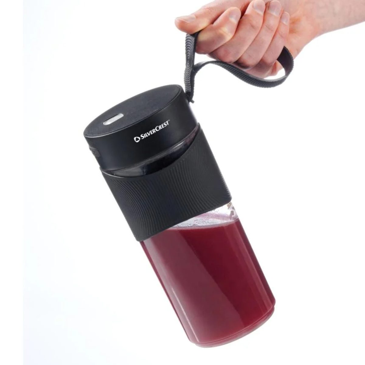 Silvercrest Smoothie Maker To Go - Uso pratico in mano Silvercrest Smoothie Maker To Go SSMA 67 C3 tenuto in mano con smoothie ai frutti rossi pronto