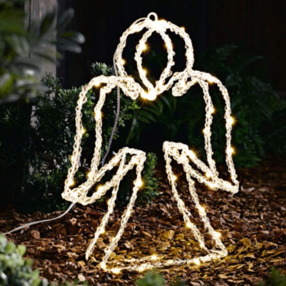 Livarno Home decorazione natalizia 3D Angelo con timer, accesa e installata in giardino di sera