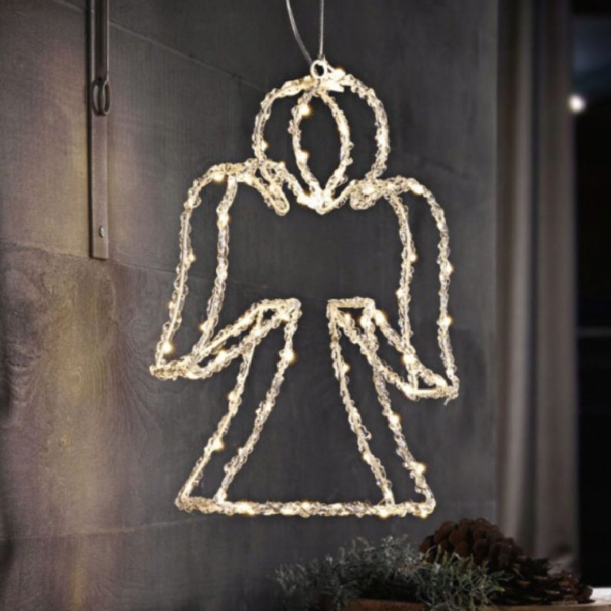 Livarno Home decorazione natalizia 3D Angelo con timer, accesa e appesa in ambiente interno con pigne