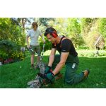 Uomo utilizza la motosega da potatura Parkside PBBPS 25 per tagliare un ramo in giardino