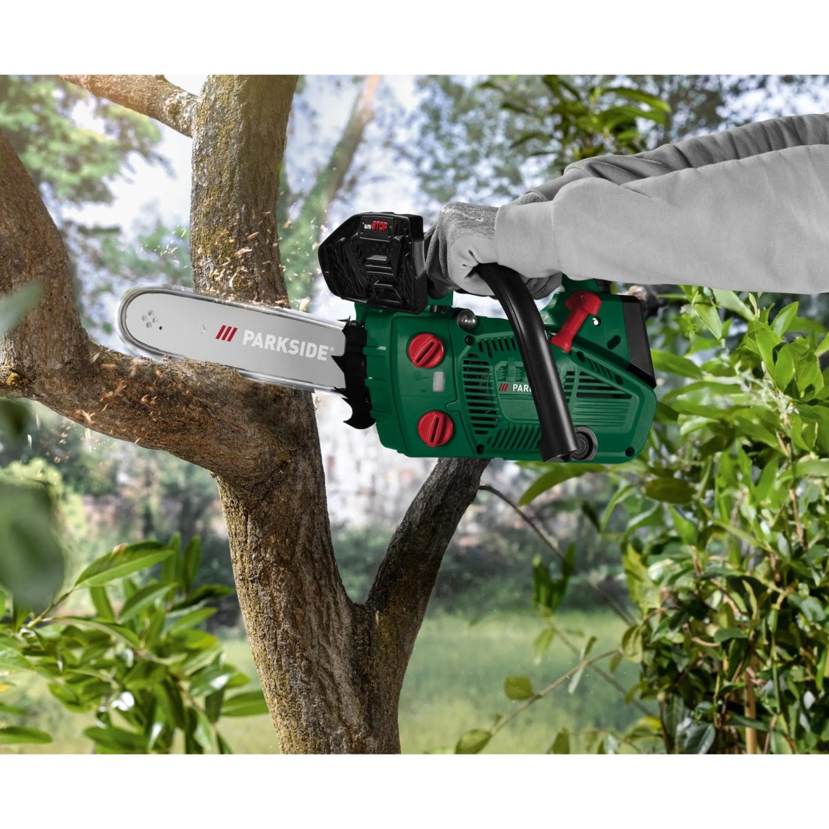 Motosega Parkside PBBPS 25 in azione durante la potatura di un albero, dettaglio barra e catena