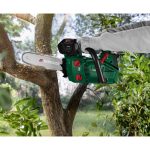 Motosega Parkside PBBPS 25 in azione durante la potatura di un albero, dettaglio barra e catena