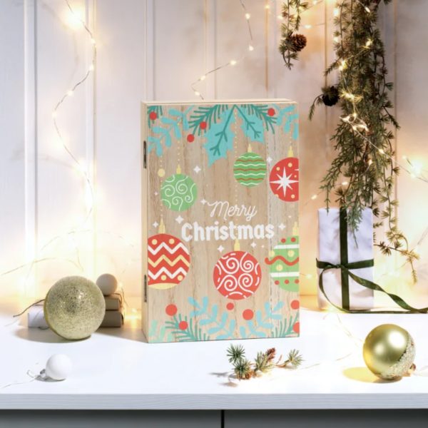 Calendario dell'Avvento Livarno Home in legno chiuso su mobile con decorazioni natalizie e luci