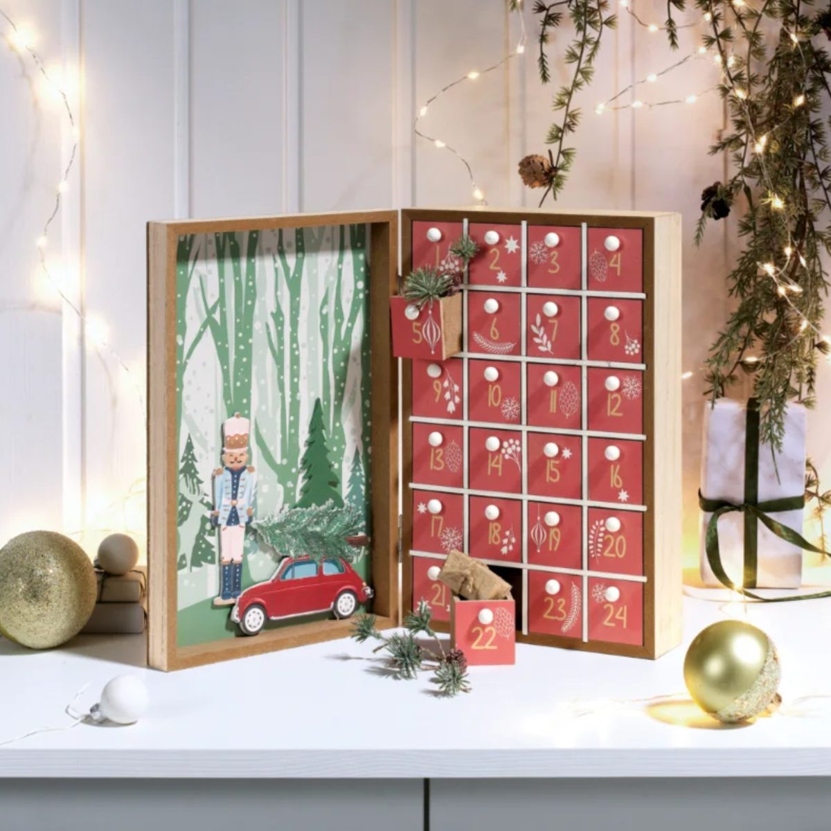 Calendario dell'Avvento Livarno Home aperto su mobile con cassetto 22 estratto e decorazioni natalizie