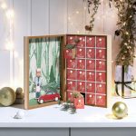 Calendario dell'Avvento Livarno Home aperto su mobile con cassetto 22 estratto e decorazioni natalizie