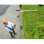 Parkside PEKG 2 in uso su siepe, operatore con casco e imbracatura durante il taglio