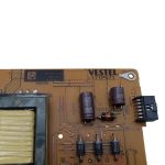 Dettaglio scheda Vestel 17IPS71 23225486 con codice a barre, condensatori Elite e connettore CN4