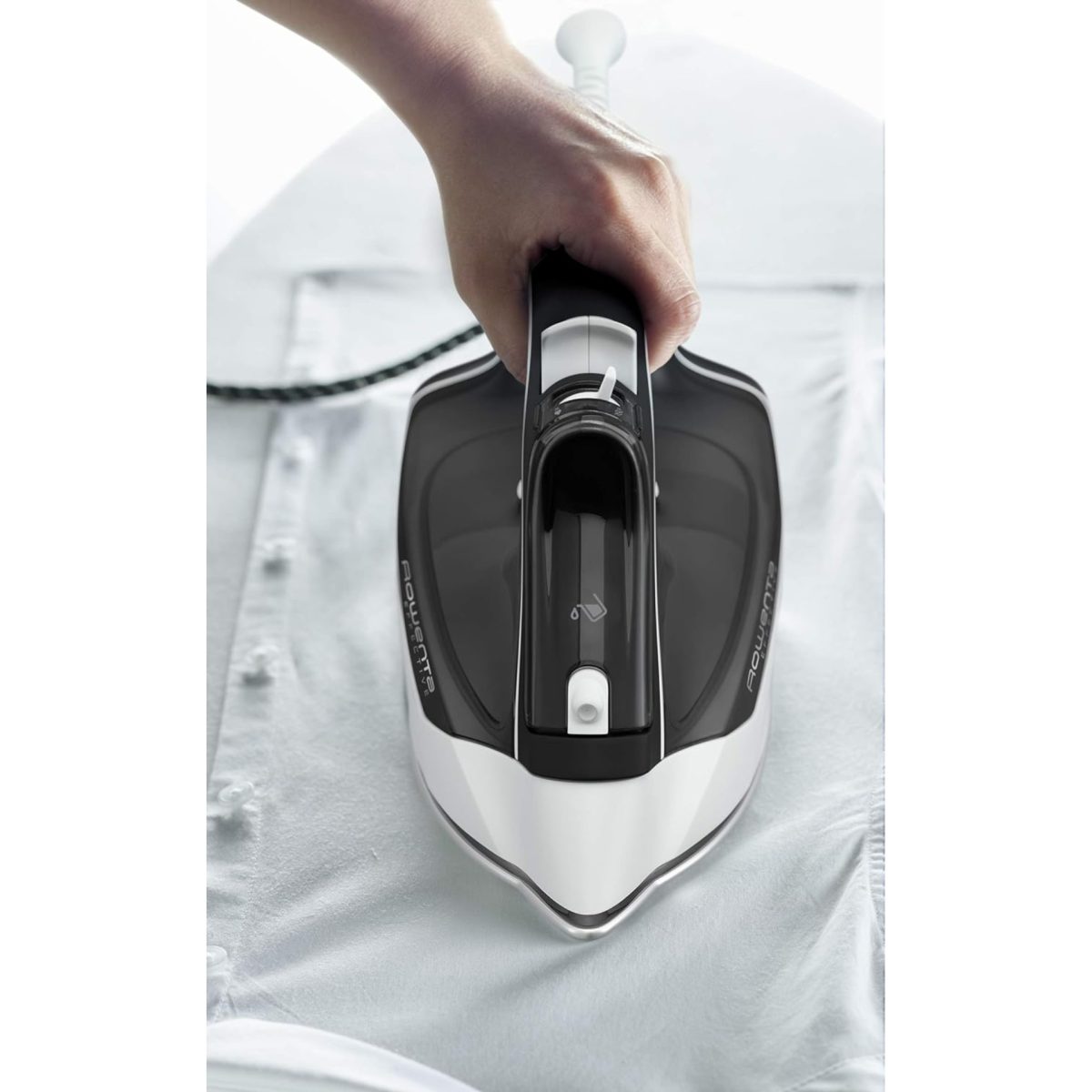 Ferro da stiro Rowenta DX1530 Effective in uso su camicia, vista dall'alto dell'impugnatura