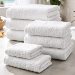 Livarno Asciugamani Cotone Puro 2 Pezzi Bianco 50x100cm disposti su marmo in ambiente bagno