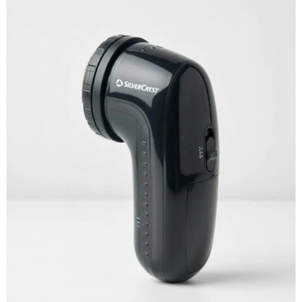 Levapelucchi Silvercrest SFR 3 A1 nero a batteria, vista laterale con interruttore on/off e logo