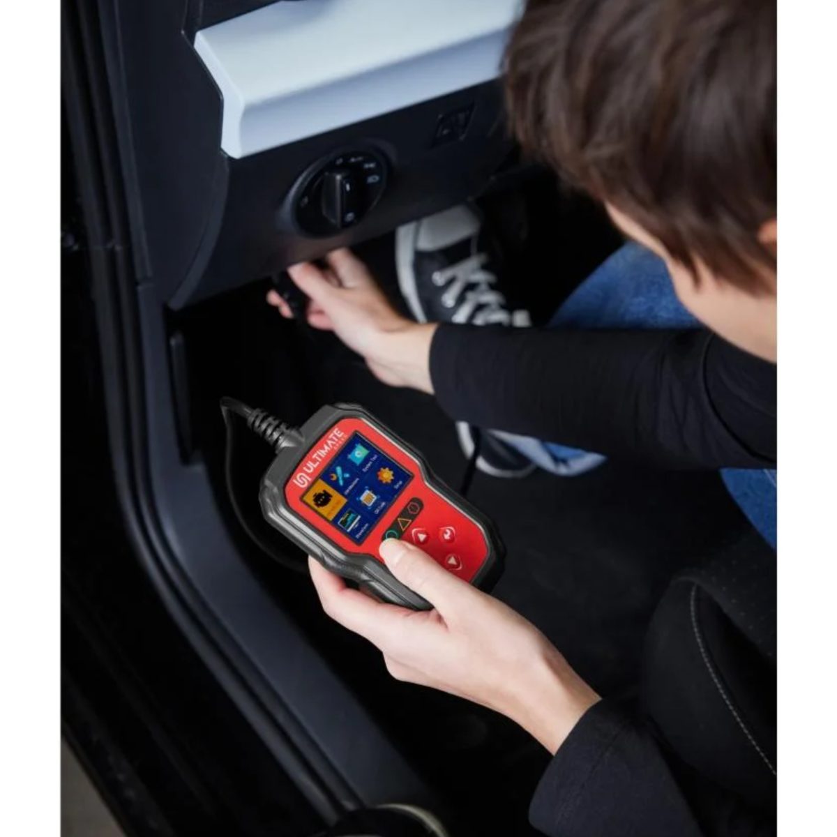Ultimate Speed USOBD A1 diagnosi OBD2 auto collegato alla presa OBD sotto il cruscotto del veicolo