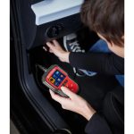 Ultimate Speed USOBD A1 diagnosi OBD2 auto collegato alla presa OBD sotto il cruscotto del veicolo