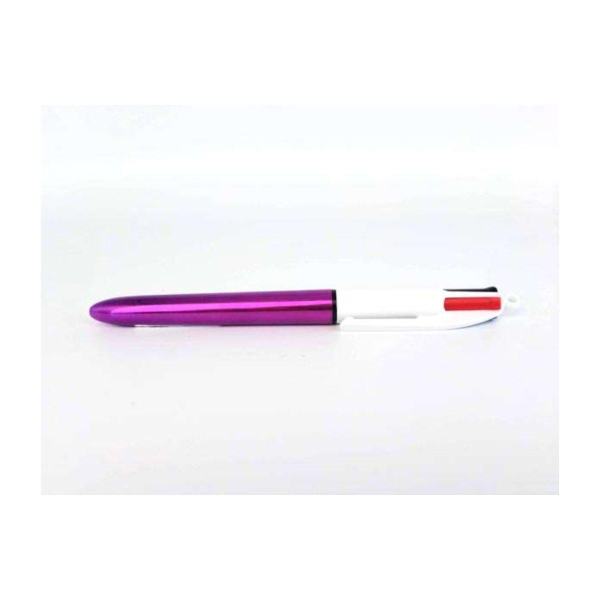 Penna BIC 4 Colori Shine viola e bianca adagiata orizzontalmente, dettaglio corpo metallizzato e clip