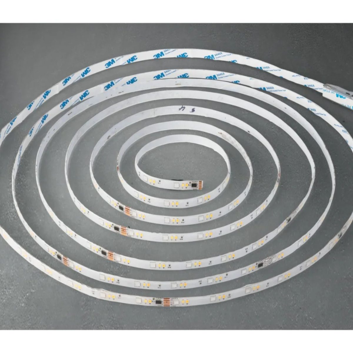 Striscia LED Livarno 5 metri arrotolata su pavimento, vista dei singoli LED bianchi e colorati