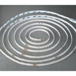 Striscia LED Livarno 5 metri arrotolata su pavimento, vista dei singoli LED bianchi e colorati