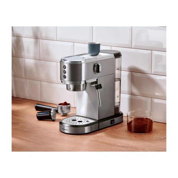 Silvercrest SEMS 1350 macchina espresso in cucina con portafiltro, pressino e caffè macinato