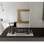 Piano cottura gas Whirlpool GOWL 758 bianco integrato in cucina moderna con tavolo e sedia in ambientazione