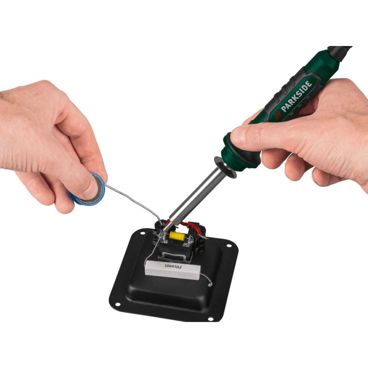 Saldatore stagno Parkside PLS 48W usato per saldare un componente elettronico con filo di stagno
