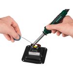 Saldatore stagno Parkside PLS 48W usato per saldare un componente elettronico con filo di stagno