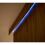 Dettaglio striscia LED Livarno con luce blu accesa su listelli in legno, singoli LED visibili