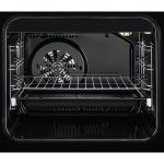 Electrolux LKK640200W dettaglio interno forno elettrico con ventola e griglie cromate