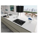 Piano cottura Franke Maris FHMA 755 4G DC Black Matt installato in una cucina moderna con isola