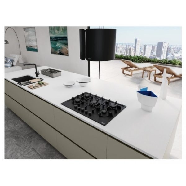 Piano cottura Franke Maris FHMA 755 4G DC Black Matt installato in una cucina moderna con isola