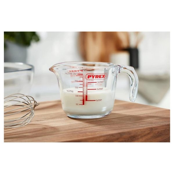 Caraffa graduata Pyrex Classic 0.25L in vetro borosilicato con latte, su tagliere in legno