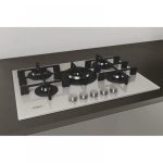 Piano cottura gas Whirlpool GOWL 758 bianco 5 fuochi installato su top cucina scuro, vista prospettica