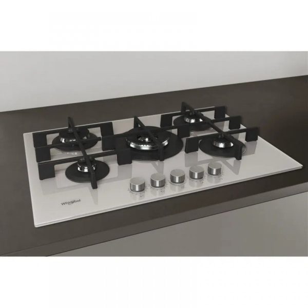 Piano cottura gas Whirlpool GOWL 758 bianco 5 fuochi installato su top cucina scuro, vista prospettica