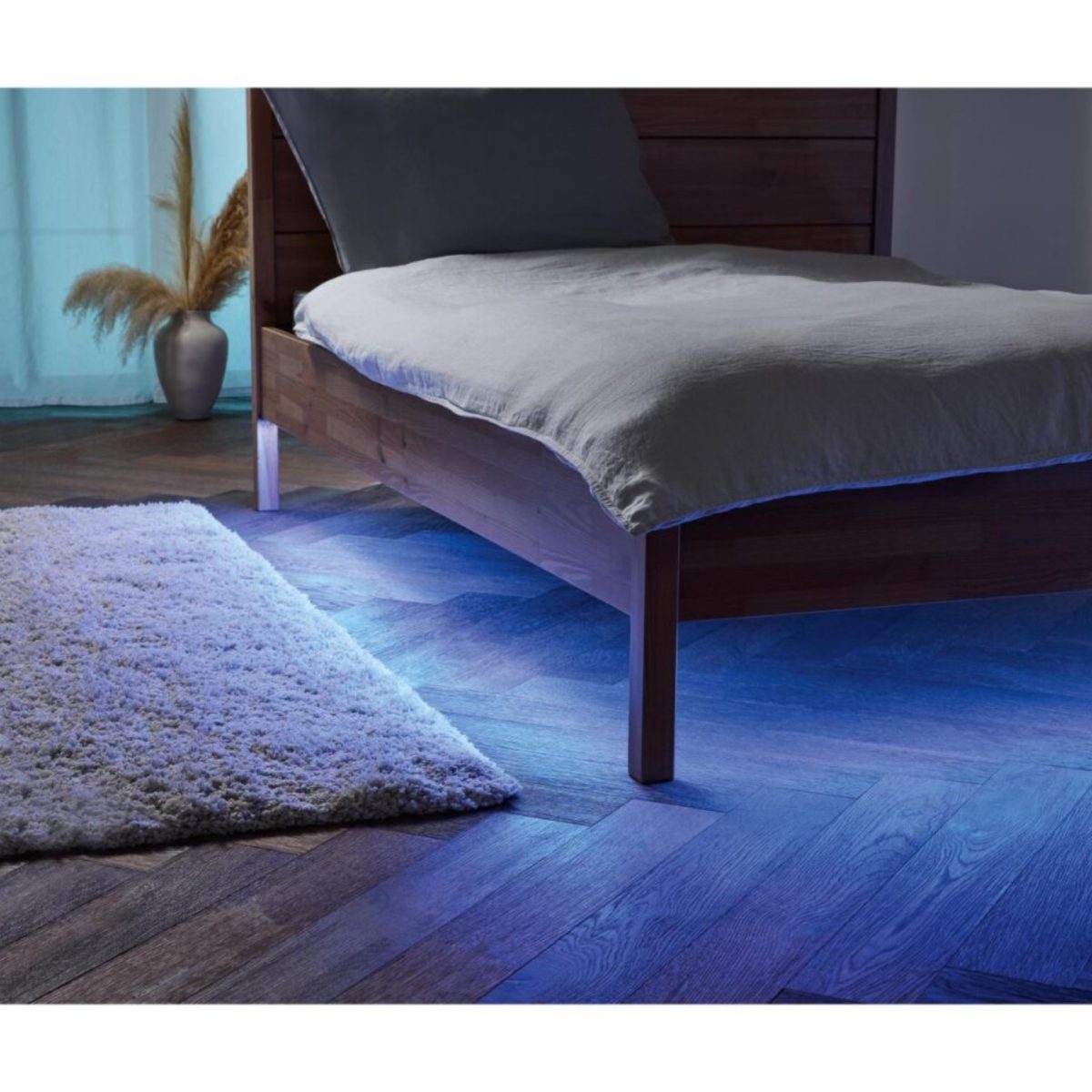 Striscia LED Livarno applicata sotto il letto con illuminazione blu ambientale in camera da letto