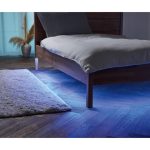 Striscia LED Livarno applicata sotto il letto con illuminazione blu ambientale in camera da letto