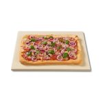 Pietra refrattaria Grill Meister 30x38 cm con pizza rettangolare a cipolla rossa e basilico appena cotta
