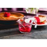 Caraffa graduata Pyrex Classic 0.25L con succo di frutta rosso, accanto a torta e crostata