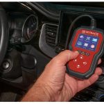 Ultimate Speed USOBD A1 diagnosi OBD2 auto collegato al connettore mentre visualizza il menu sul display