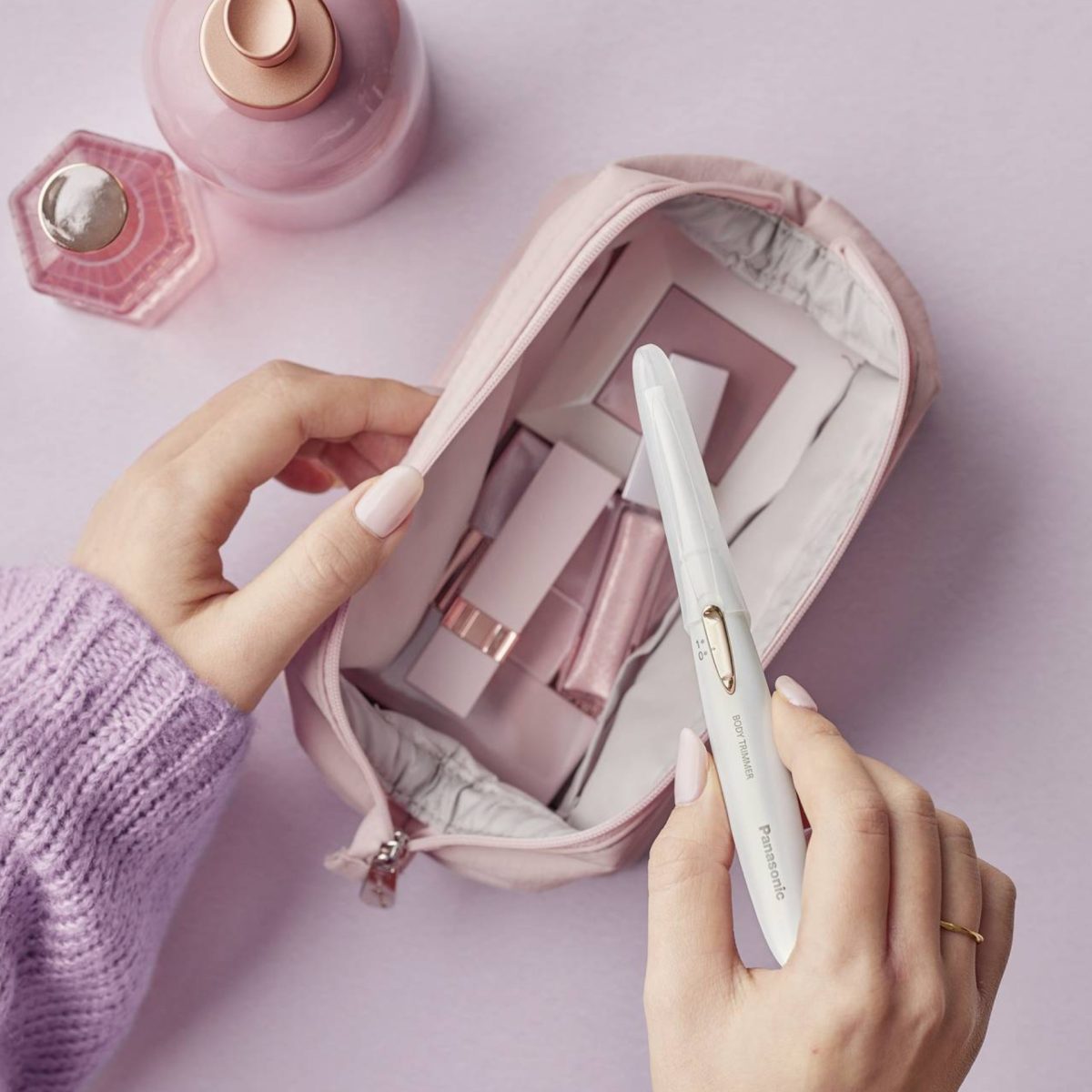 Panasonic ES-WR51-P503 depilatore corpo bianco riposto in pochette make-up con altri prodotti beauty