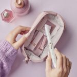 Panasonic ES-WR51-P503 depilatore corpo bianco riposto in pochette make-up con altri prodotti beauty