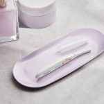 Panasonic ES-WR51-P503 depilatore corpo bianco appoggiato su vassoio con cappuccio protettivo separato