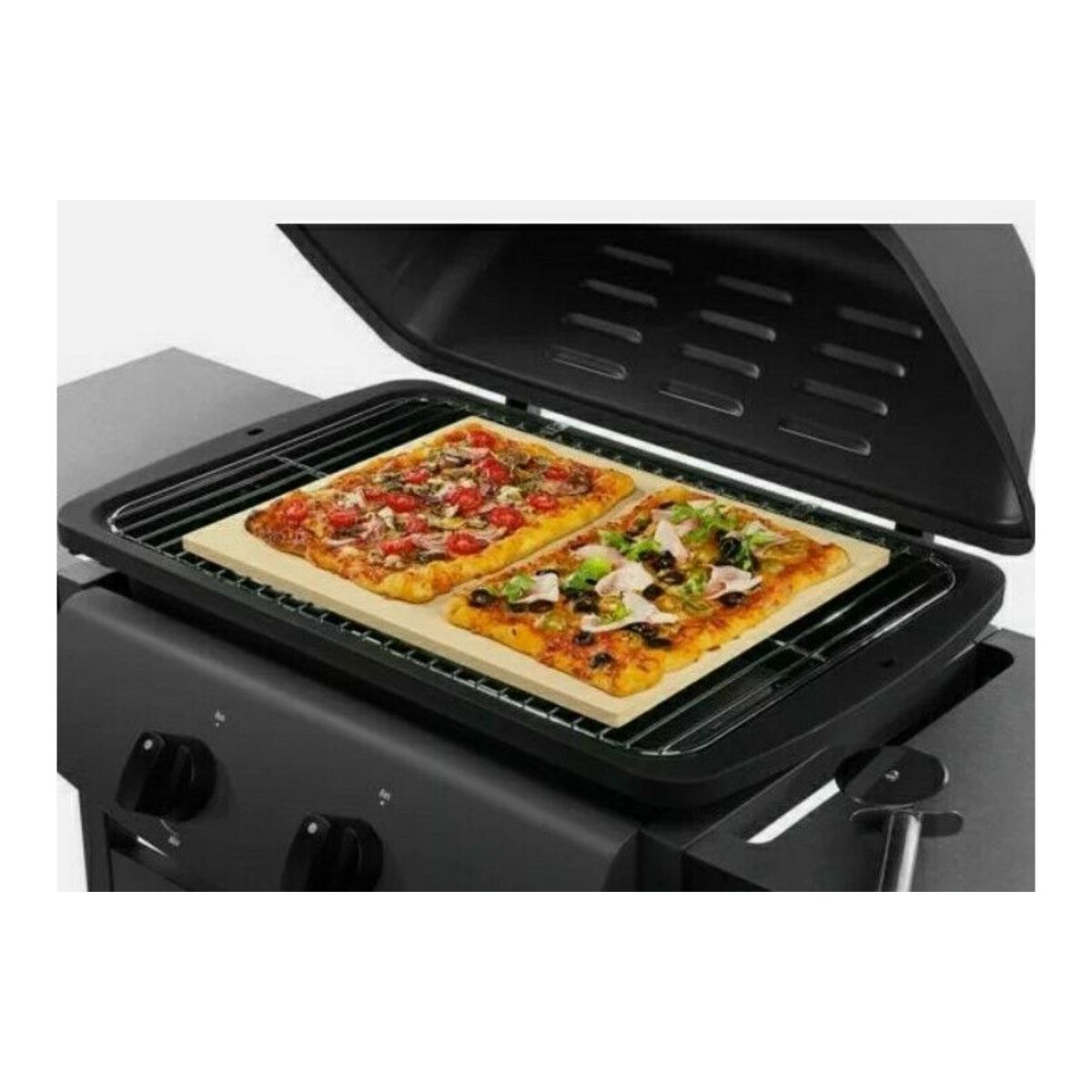 Pietra refrattaria Grill Meister 30x38 cm sul barbecue con due pizze farcite in cottura contemporanea