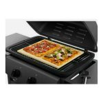 Pietra refrattaria Grill Meister 30x38 cm sul barbecue con due pizze farcite in cottura contemporanea