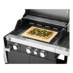 Pietra refrattaria Grill Meister 30x38 cm posizionata sul barbecue con pizza agli spinaci in cottura