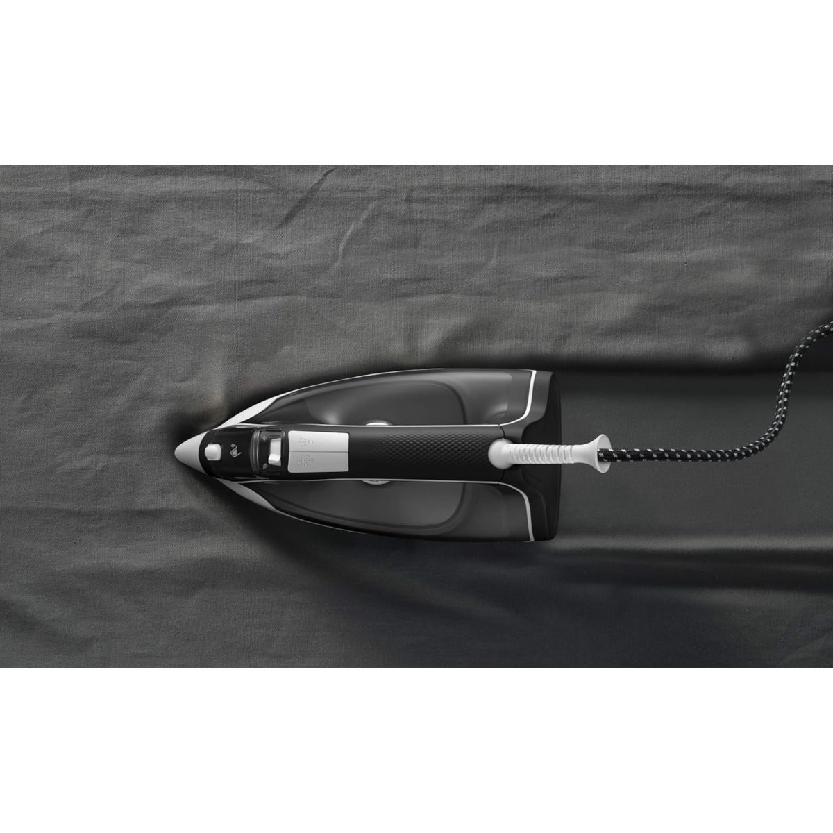 Ferro da stiro Rowenta DX1530 Effective su tessuto scuro, vista dall'alto con cavo intrecciato