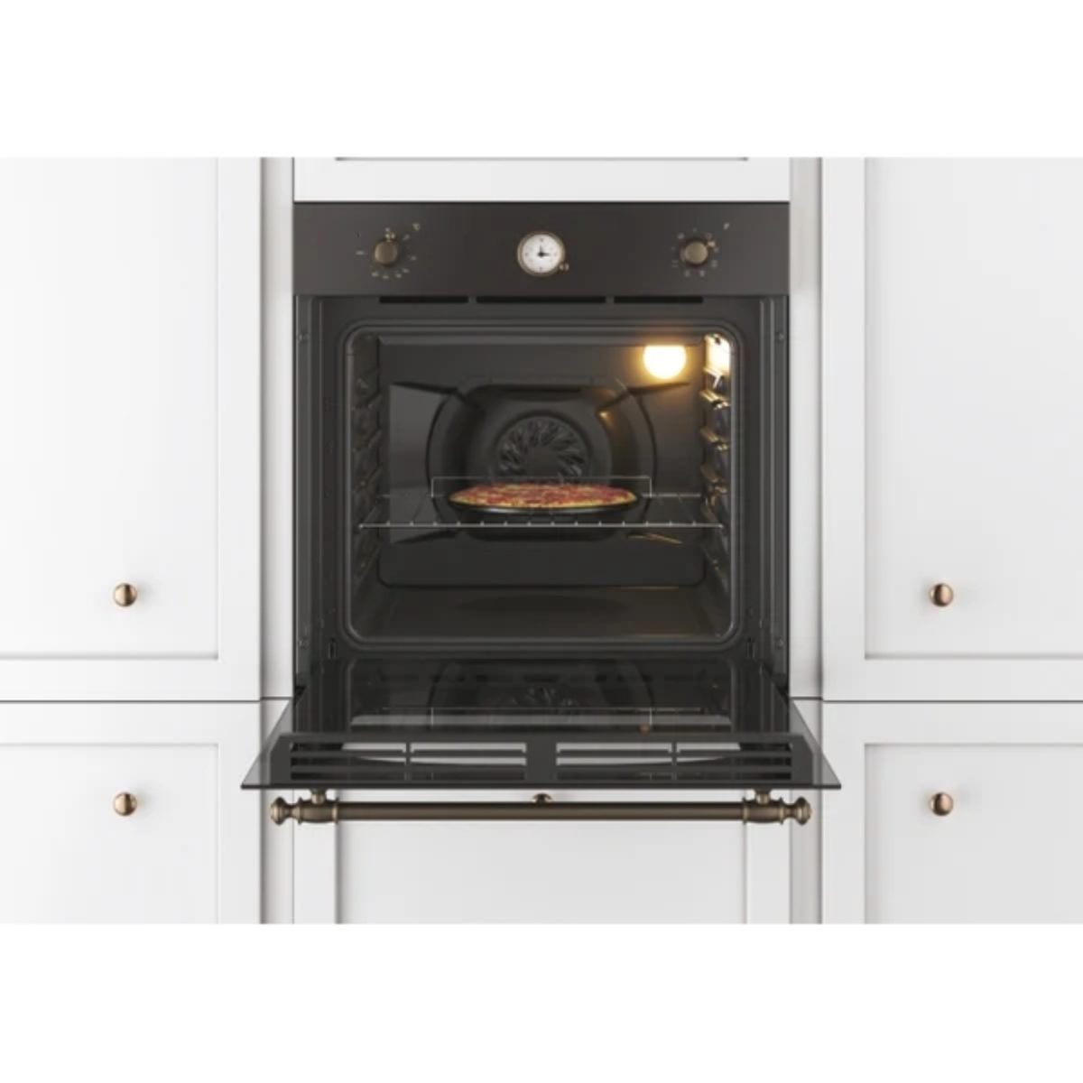 Forno Candy Classic FCC604GH/E 65L incassato in cucina bianca, sportello aperto con pizza in cottura visibile